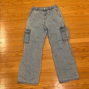 Forever 21 light wash cargo jeans size 25 women’s.